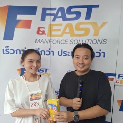 แรงงานต่างด้าวรับเอกสารใบอนุญาตทำงานที่สำนักงาน